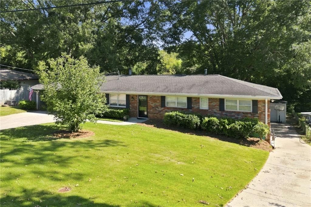 2 bedroom, 2 bathroom, 1,702 sq ft single family residence for sale at 3388 Sanford Drive, Marietta, GA 30066 — photo 2