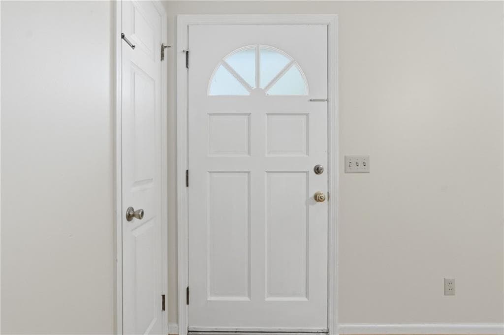 2 bedroom, 2 bathroom, 1,702 sq ft single family residence for sale at 3388 Sanford Drive, Marietta, GA 30066 — photo 4