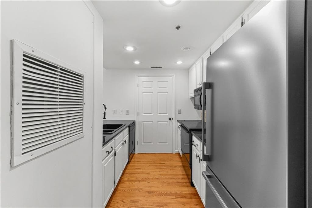 2 bedroom, 2 bathroom, 1,265 sq ft condominium for sale at 3481 Lakeside Drive 2207, Atlanta, GA 30326 — photo 3