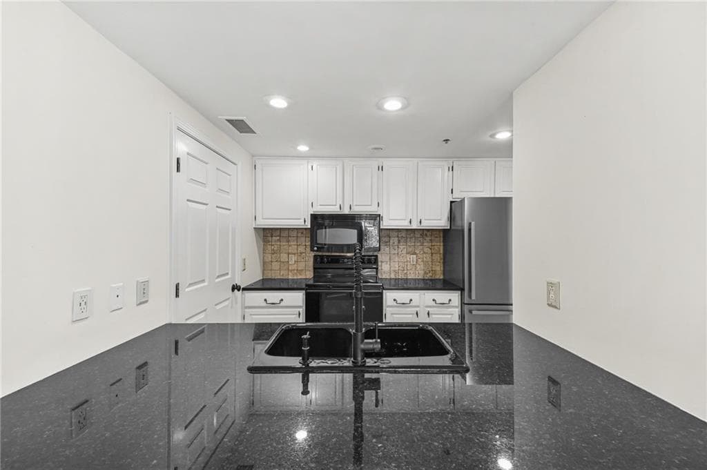2 bedroom, 2 bathroom, 1,265 sq ft condominium for sale at 3481 Lakeside Drive 2207, Atlanta, GA 30326 — photo 6