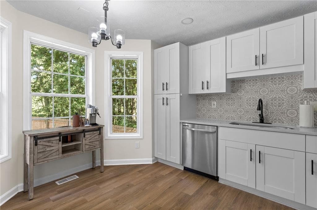 5 bedroom, 3 bathroom, 2,452 sq ft single family residence for sale at 2608 Abbotts Glen Drive, Acworth, GA 30101 — photo 8