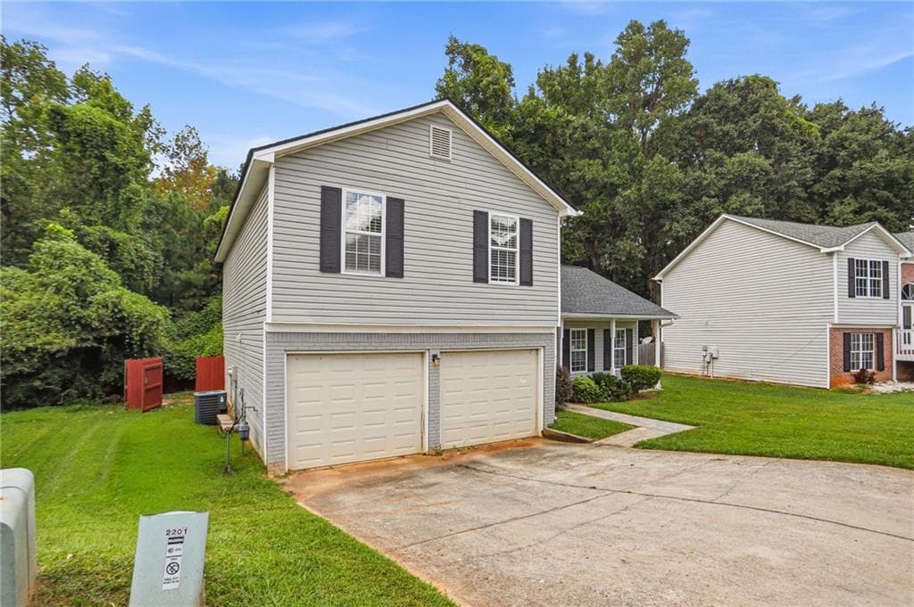 3 bedroom, 3 bathroom, 1,713 sq ft single family residence for sale at 2201 Clayton Ridge, Lithonia, GA 30058