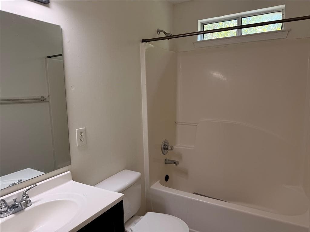5 bedroom, 3 bathroom, 2,004 sq ft single family residence for sale at 5867 Amerson Lane, Ellenwood, GA 30294 — photo 6