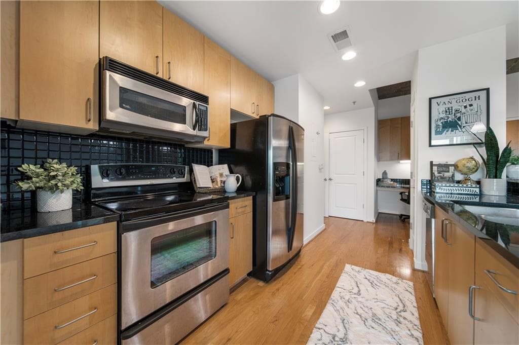 1 bedroom, 1 bathroom, 779 sq ft condominium for rent at 250 Pharr Road 412, Atlanta, GA 30305 for $2,150 a month — photo 9