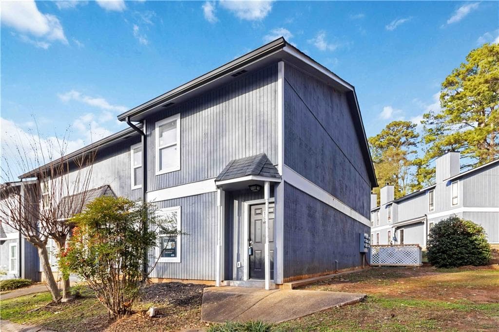 2 bedroom, 2 bathroom, 1,146 sq ft condominium for sale at 2340 Beaver Ruin Road 16, Norcross, GA 30071 — photo 1 of 28