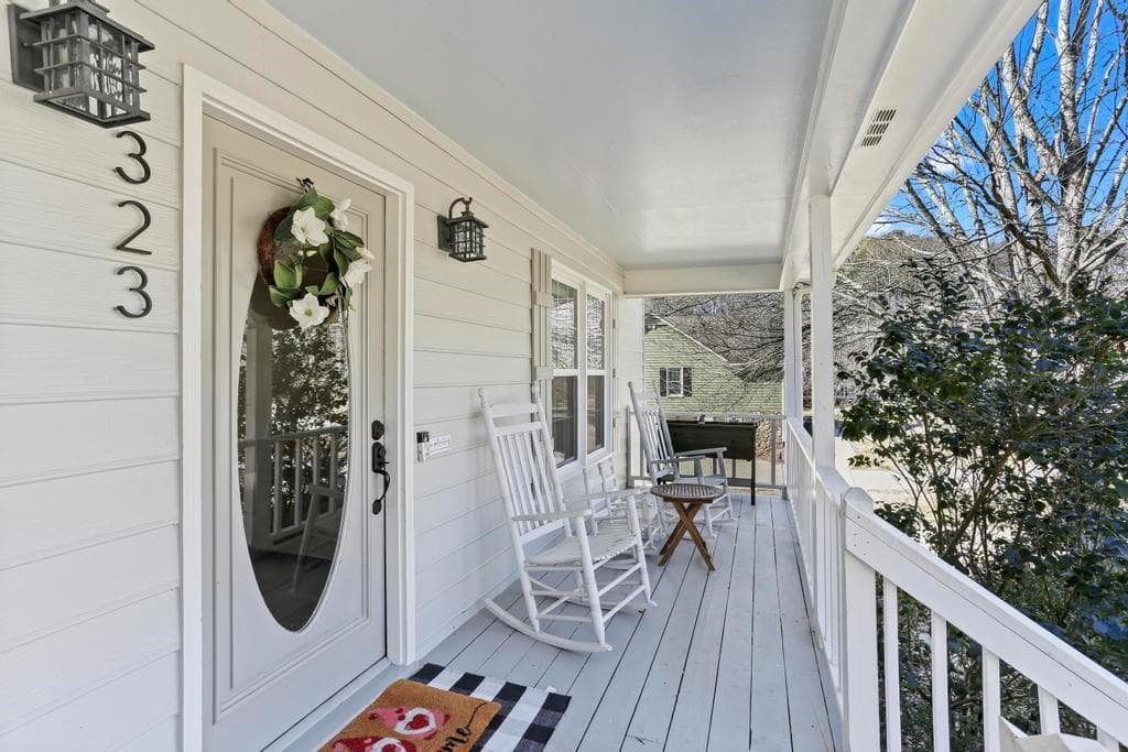 3 bedroom, 2 bathroom, 1,784 sq ft single family residence for sale at 323 West Lane, Woodstock, GA 30188 — photo 3