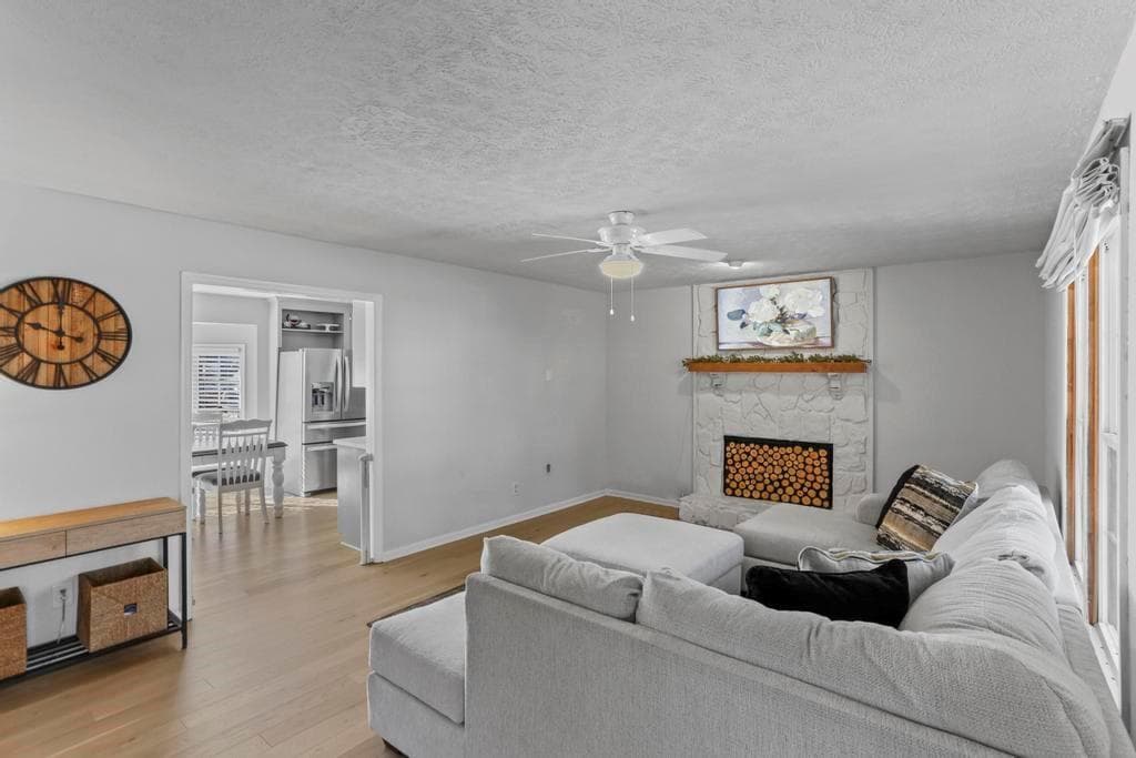3 bedroom, 2 bathroom, 1,784 sq ft single family residence for sale at 323 West Lane, Woodstock, GA 30188 — photo 6