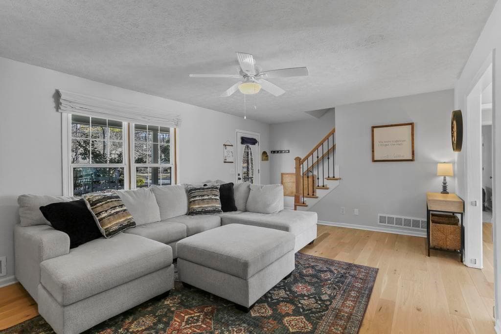 3 bedroom, 2 bathroom, 1,784 sq ft single family residence for sale at 323 West Lane, Woodstock, GA 30188 — photo 8