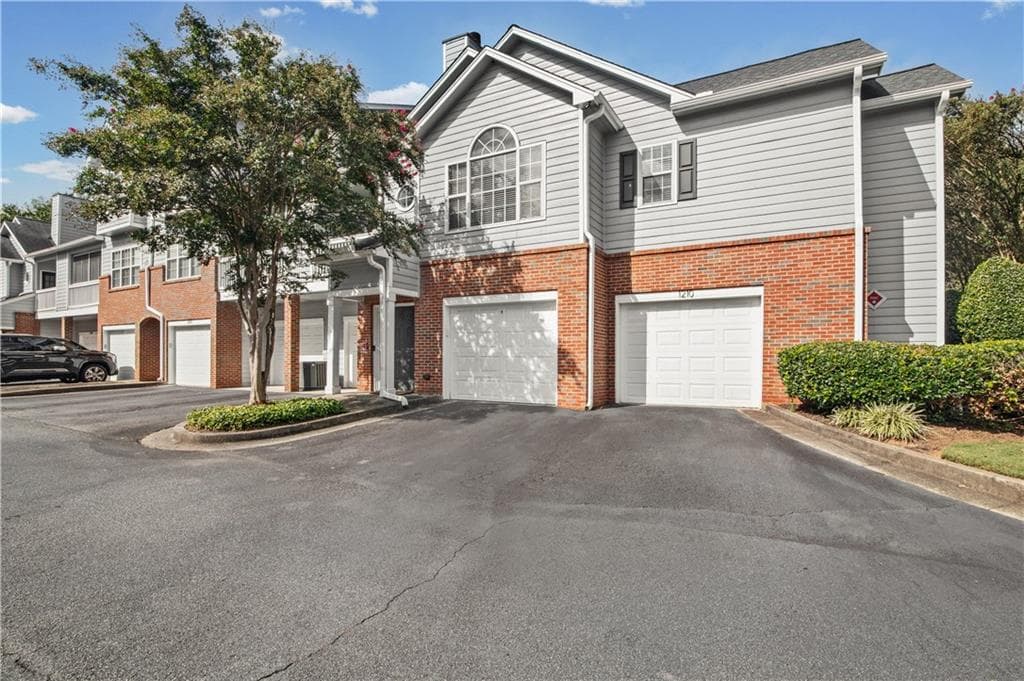 2 bedroom, 2 bathroom, 1,412 sq ft condominium for sale at 1209 Vinings Forest Lane 12, Smyrna, GA 30080 — photo 2