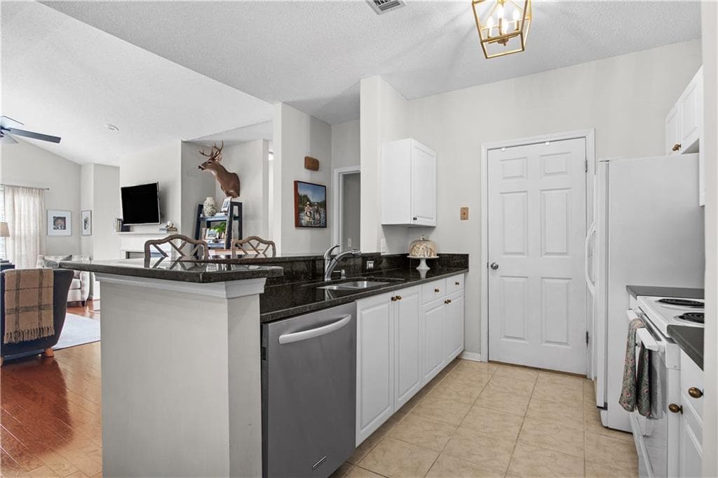 2 bedroom, 2 bathroom, 1,412 sq ft condominium for sale at 1209 Vinings Forest Lane 12, Smyrna, GA 30080 — photo 10