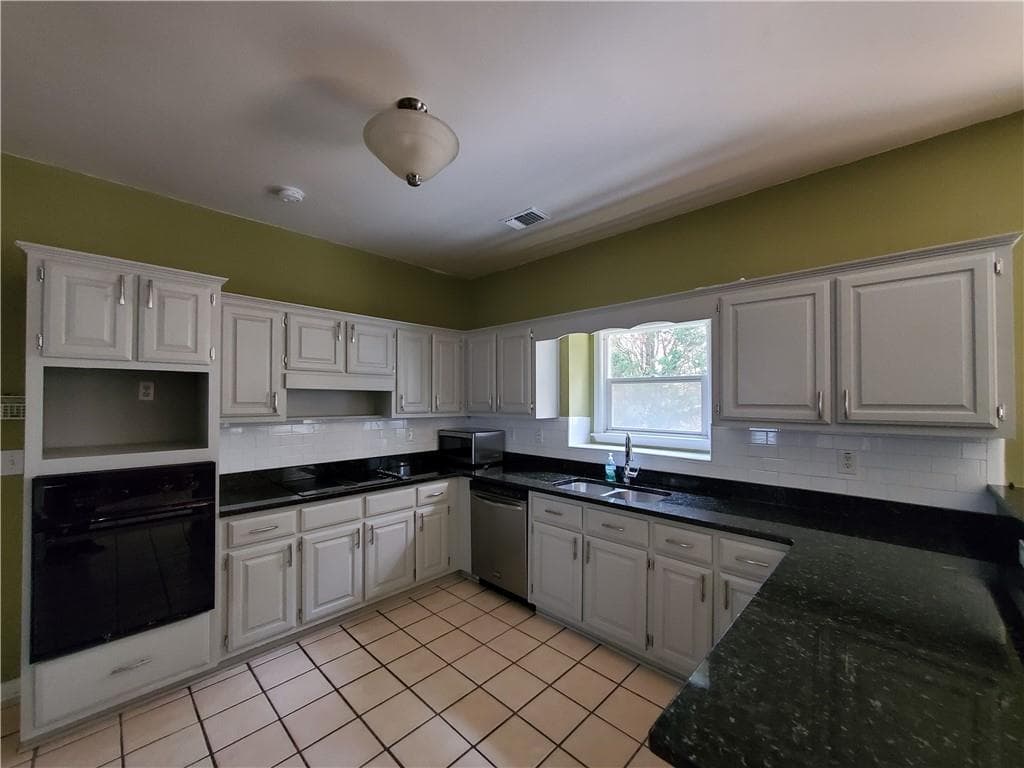 4 bedroom, 3 bathroom, 2,254 sq ft single family residence for rent at 310 Belmont Chase Court, Alpharetta, GA 30005 for $2,499 a month — photo 5