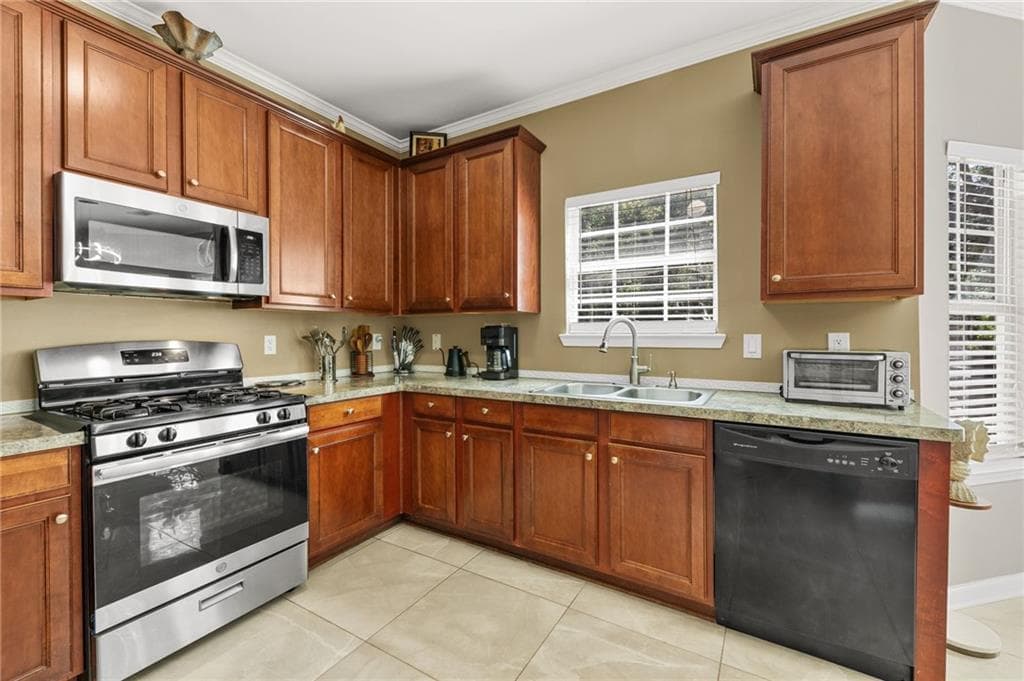 4 bedroom, 3 bathroom, 2,170 sq ft single family residence under contract at 4825 Carly Way, Lithonia, GA 30038 — photo 8