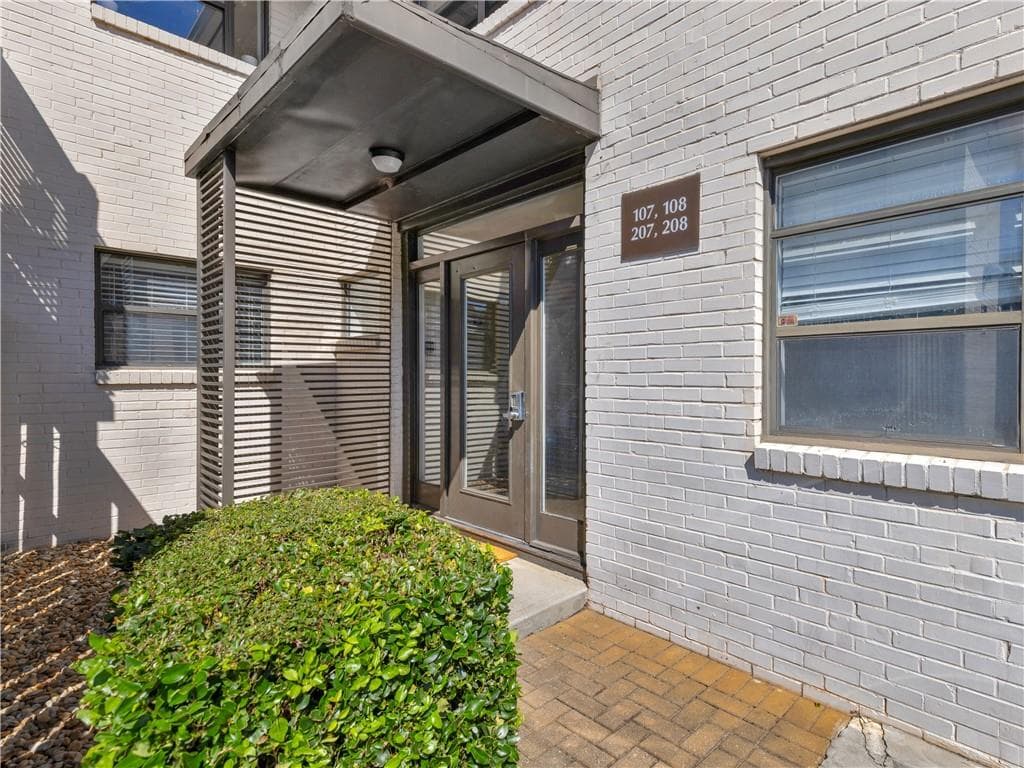 1 bedroom, 1 bathroom, 747 sq ft condominium for sale at 808 Greenwood Avenue 207, Atlanta, GA 30306 — photo 2