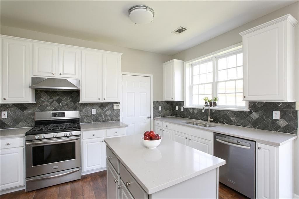 4 bedroom, 3 bathroom, 2,410 sq ft single family residence for rent at 3050 Winston Terrace Ct, Alpharetta, GA 30009 for $2,900 a month — photo 6