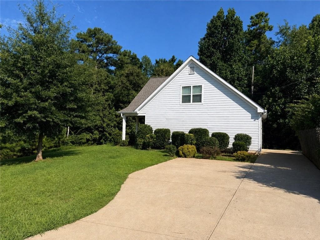 3 bedroom, 2 bathroom, 1,556 sq ft single family residence for rent at 8850 Four Mile Creek Road, Gainesville, GA 30506 for $2,000 a month — photo 2