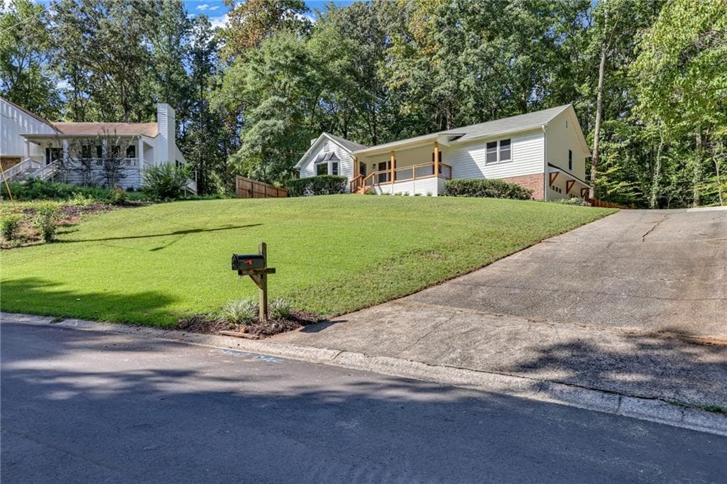 3 bedroom, 2 bathroom, 1,802 sq ft single family residence for sale at 3257 Hembree Court, Marietta, GA 30062 — photo 2