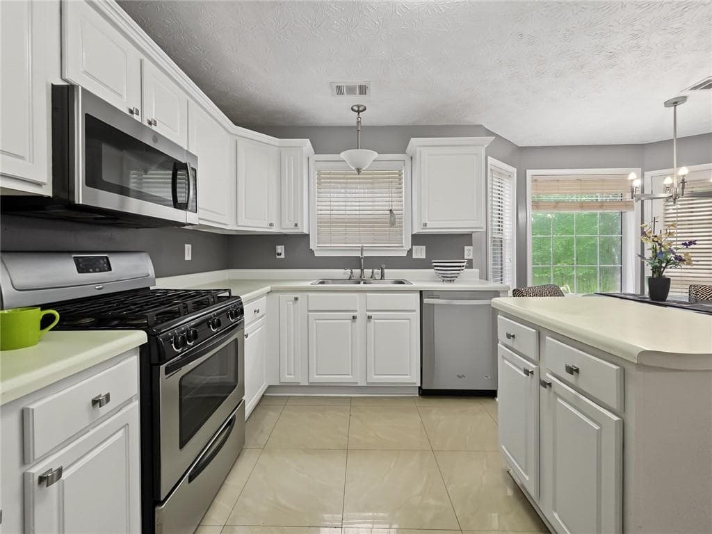 4 bedroom, 3 bathroom, 2,672 sq ft single family residence under contract at 3359 Rockmill Drive, Ellenwood, GA 30294 — photo 10