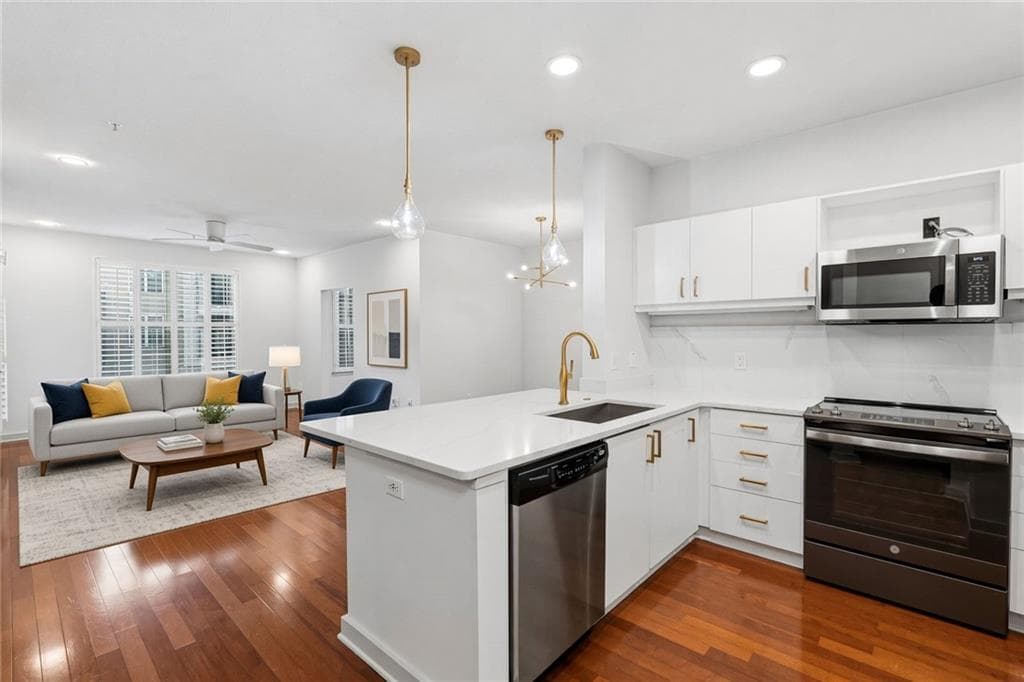 1 bedroom, 1 bathroom, 915 sq ft condominium for sale at 390 17th Street 4052, Atlanta, GA 30363 — photo 2