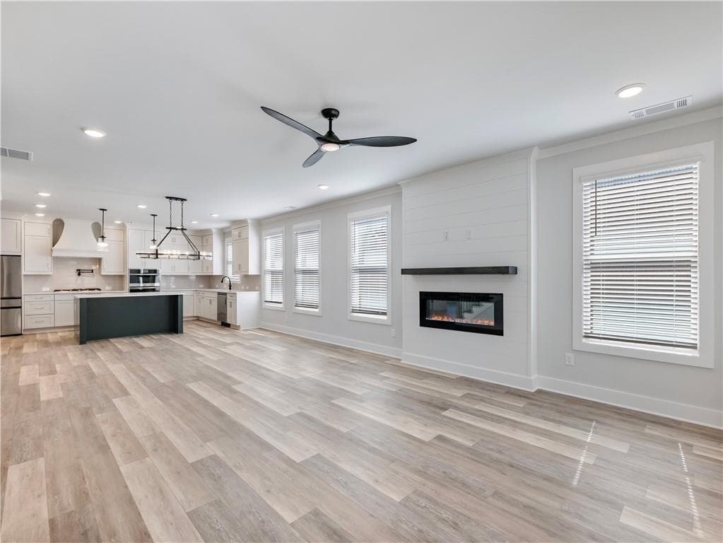 6 bedroom, 4 bathroom, 2,959 sq ft single family residence for sale at 2420 Reserve Manor Court, Lawrenceville, GA 30043 — photo 9