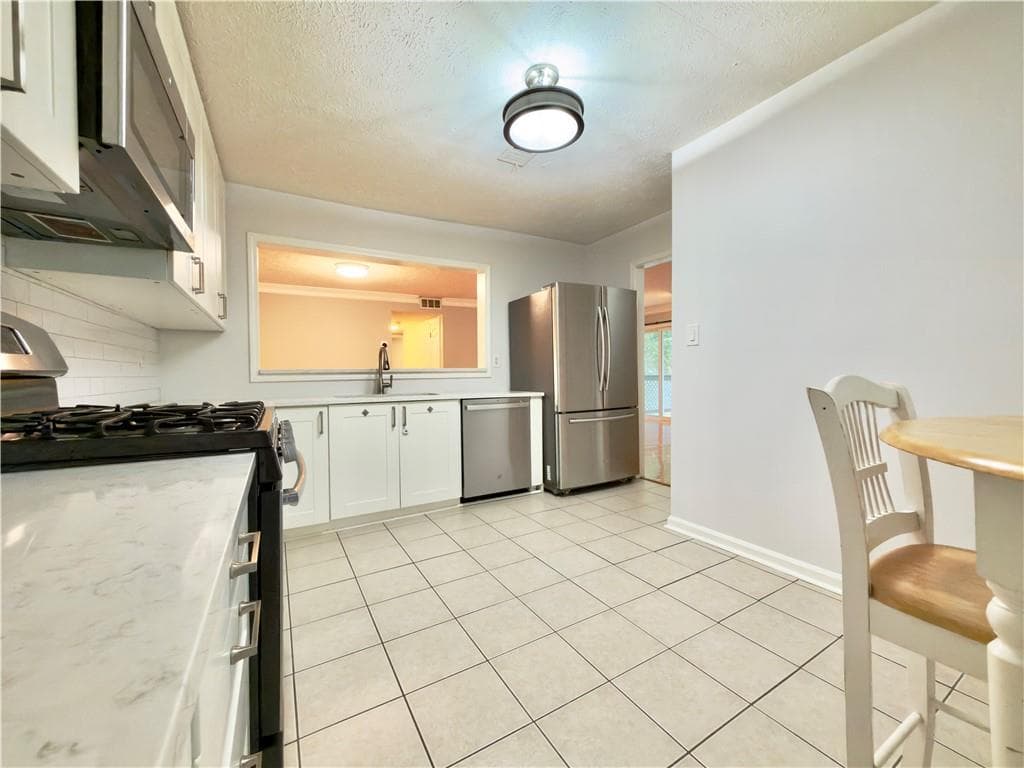 2 bedroom, 2 bathroom, 1,260 sq ft condominium for sale at 1164 Weatherstone Drive, Atlanta, GA 30324 — photo 2
