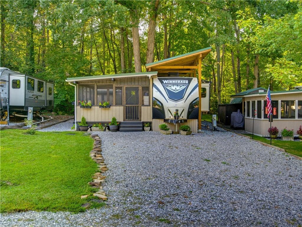1 bedroom, 1 bathroom single family residence for sale at 324 Leisure Acres Drive, Cleveland, GA 30528