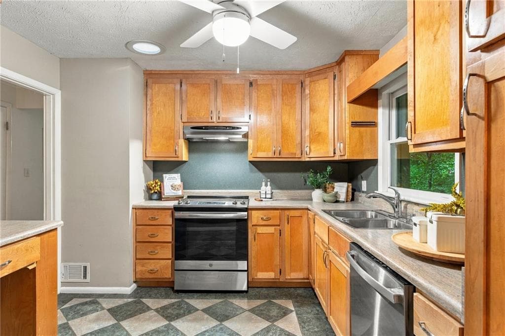 4 bedroom, 2 bathroom, 2,020 sq ft single family residence for sale at 3194 Isoline Way, Smyrna, GA 30080 — photo 9