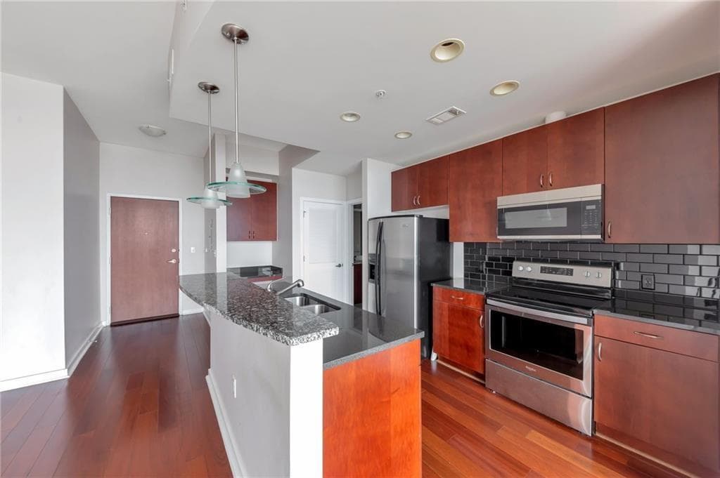 1 bedroom, 1 bathroom, 763 sq ft condominium for rent at 400 W Peachtree Street 3908, Atlanta, GA 30308 for $2,520 a month — photo 1 of 25