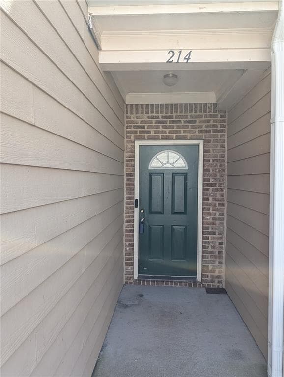 3 bedroom, 3 bathroom, 1,816 sq ft townhouse for sale at 214 Oakland Hills Way, Lawrenceville, GA 30044 — photo 2