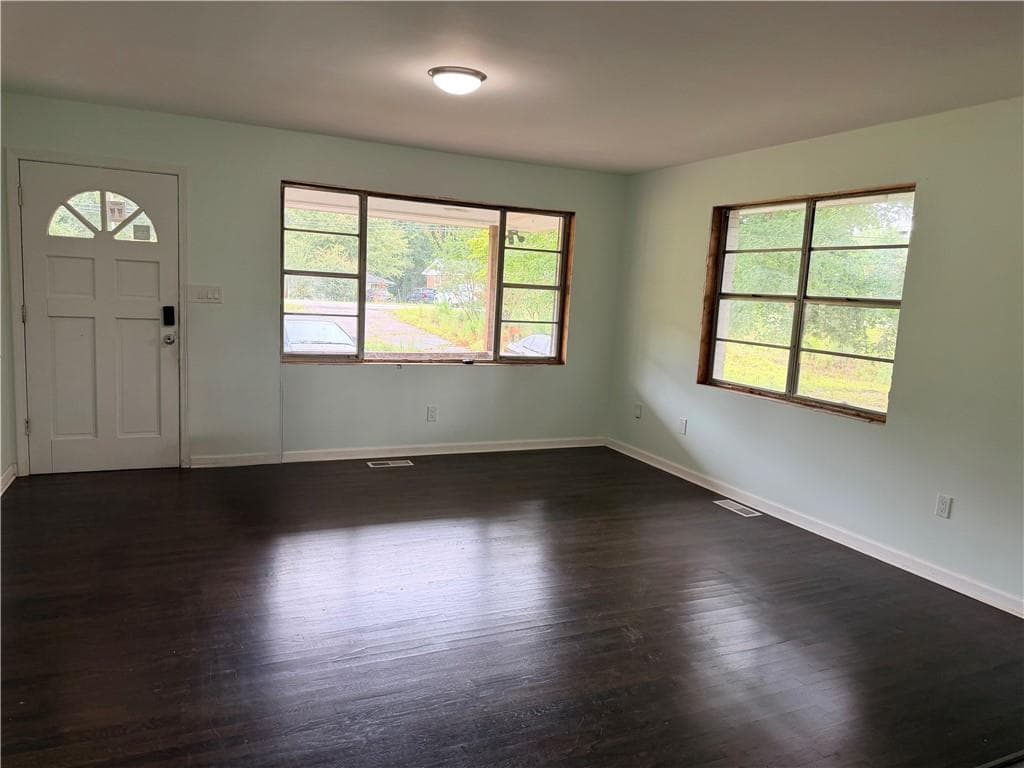 3 bedroom, 2 bathroom, 1,650 sq ft single family residence for sale at 412 E Mcintosh Road, Griffin, GA 30223 — photo 2