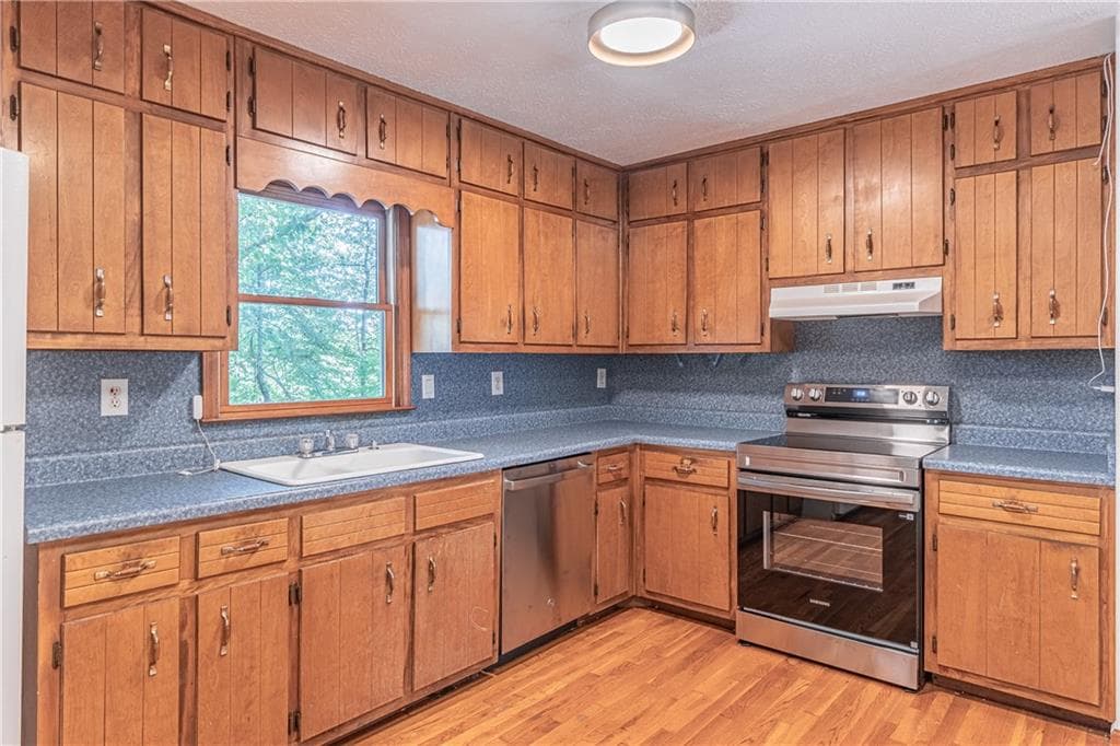 3 bedroom, 2 bathroom, 2,130 sq ft single family residence for sale at 311 NATALIE Drive, Lawrenceville, GA 30043 — photo 5