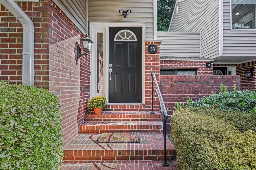 2 bedroom, 2 bathroom, 1,600 sq ft condominium for sale at 33 Dunwoody Springs Drive, Atlanta, GA 30328 — photo 2