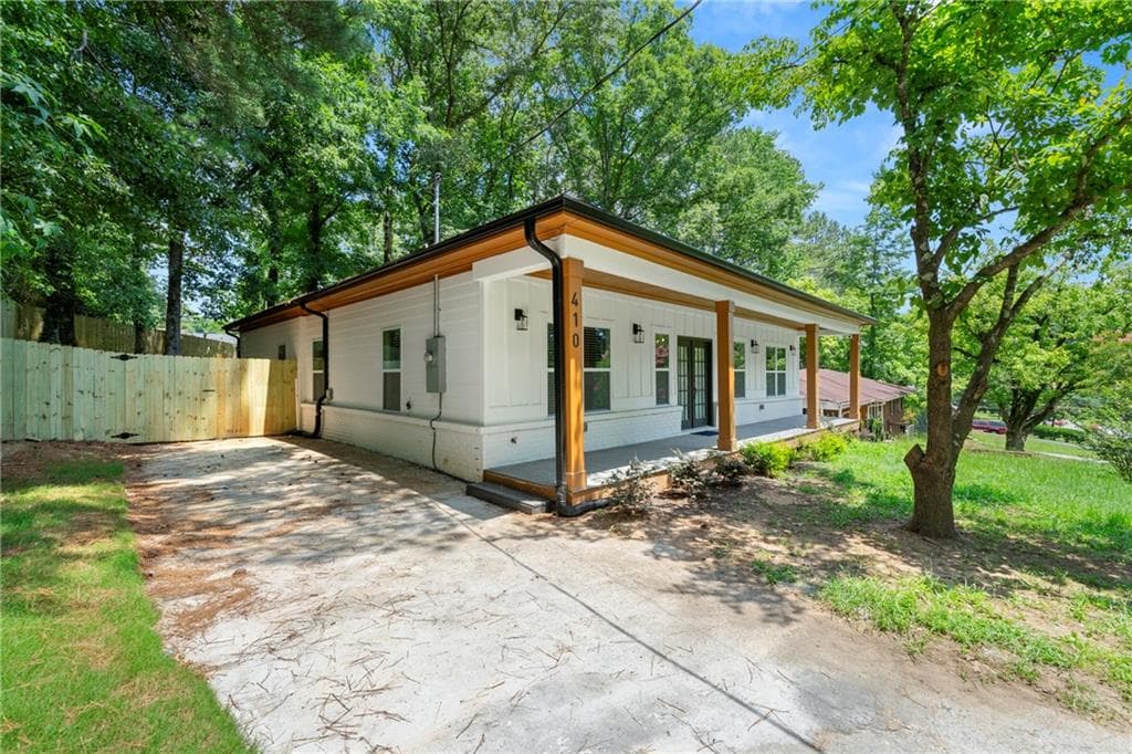 4 bedroom, 4 bathroom, 2,460 sq ft single family residence for sale at 410 Utoy Circle, Atlanta, GA 30331 — photo 2