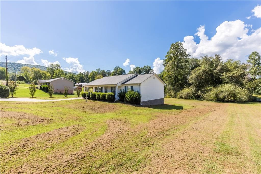 3 bedroom, 2 bathroom, 1,142 sq ft single family residence for sale at 738 Hood Street, Cleveland, GA 30528 — photo 5
