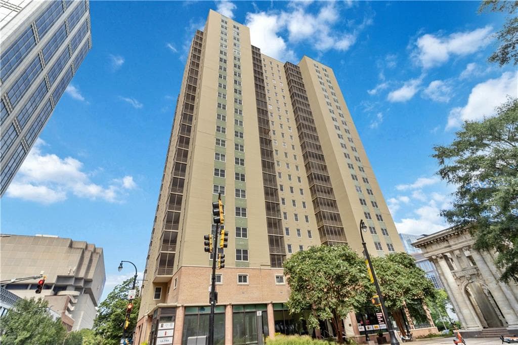 1 bedroom, 1 bathroom, 628 sq ft condominium for sale at 300 Peachtree Street 2N, Atlanta, GA 30308 — photo 1 of 22