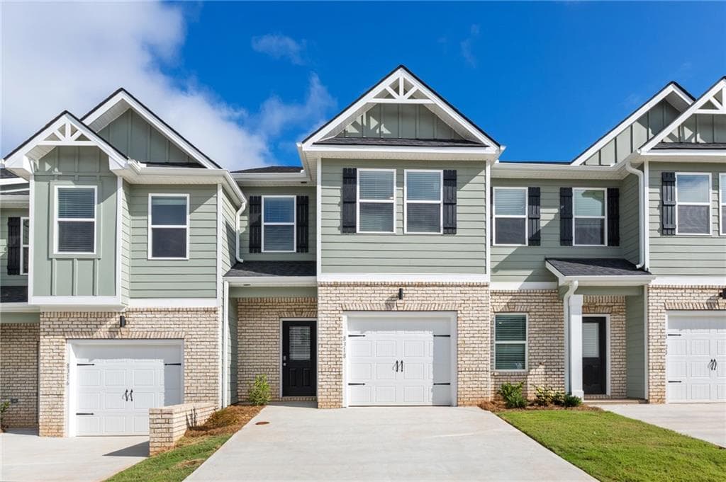 3 bedroom, 3 bathroom, 1,598 sq ft townhouse under contract at 8318 Columbia Court, Palmetto, GA 30268