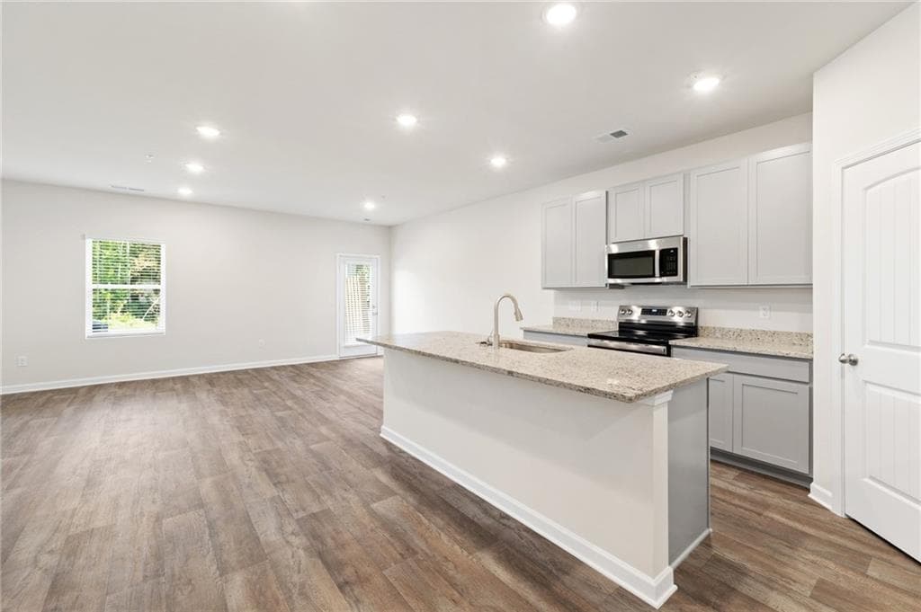 3 bedroom, 3 bathroom, 1,598 sq ft townhouse under contract at 8318 Columbia Court, Palmetto, GA 30268 — photo 4