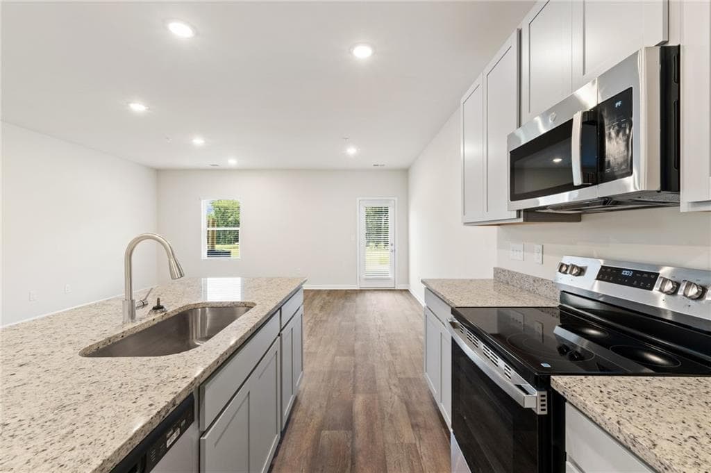 3 bedroom, 3 bathroom, 1,598 sq ft townhouse under contract at 8318 Columbia Court, Palmetto, GA 30268 — photo 8