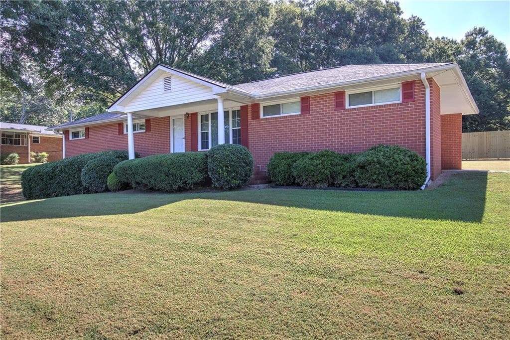 3 bedroom, 2 bathroom, 1,776 sq ft single family residence for sale at 24 Beechwood Drive, Cartersville, GA 30120 — photo 3