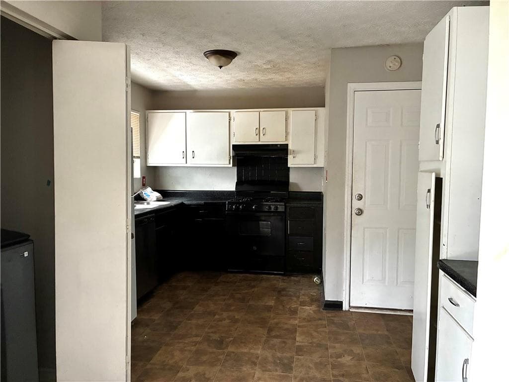3 bedroom, 2 bathroom, 1,229 sq ft single family residence for sale at 3901 Wood Path Drive, Stone Mountain, GA 30083 — photo 6