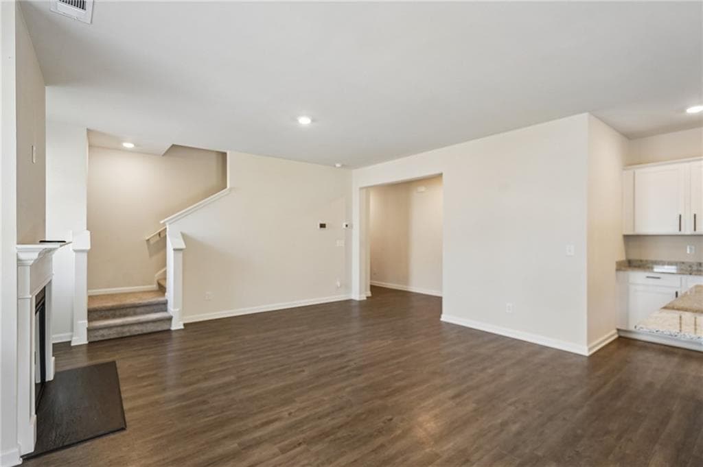 4 bedroom, 3 bathroom, 1,910 sq ft townhouse for sale at 5184 Barberry Avenue, Oakwood, GA 30566 — photo 5