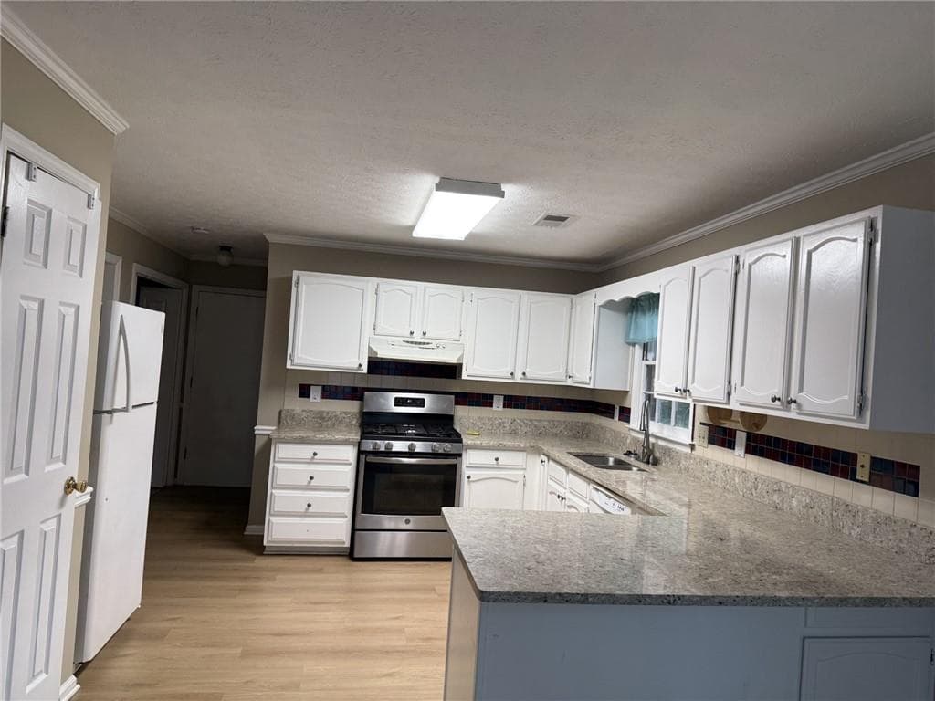 4 bedroom, 3 bathroom, 2,149 sq ft single family residence for sale at 2130 Crescentview Drive, Lawrenceville, GA 30044 — photo 3