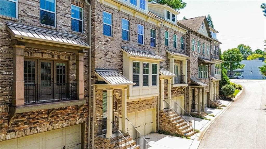 3 bedroom, 4 bathroom, 2,101 sq ft townhouse for rent at 1265 Linden Court, Atlanta, GA 30329 for $3,700 a month — photo 2