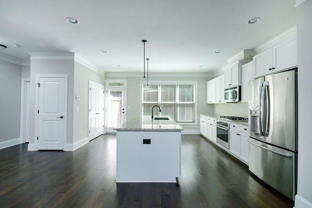 3 bedroom, 4 bathroom, 2,101 sq ft townhouse for rent at 1265 Linden Court, Atlanta, GA 30329 for $3,700 a month — photo 6