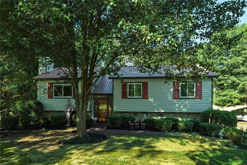 3 bedroom, 3 bathroom single family residence under contract at 101 Holly Creek Court, Woodstock, GA 30188