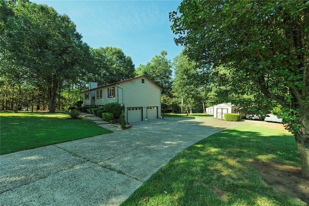 3 bedroom, 3 bathroom single family residence under contract at 101 Holly Creek Court, Woodstock, GA 30188 — photo 2