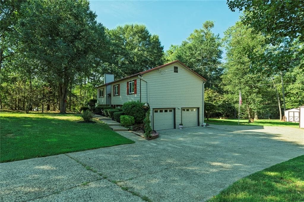 3 bedroom, 3 bathroom single family residence under contract at 101 Holly Creek Court, Woodstock, GA 30188 — photo 3