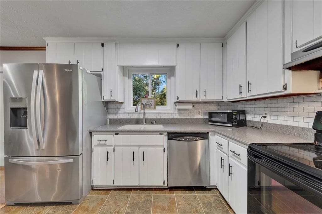 3 bedroom, 3 bathroom single family residence under contract at 101 Holly Creek Court, Woodstock, GA 30188 — photo 9