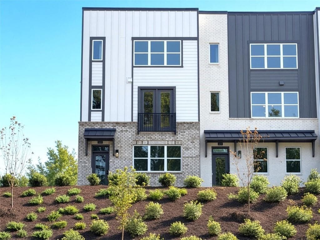3 bedroom, 4 bathroom, 2,308 sq ft townhouse for sale at 5637 PEACH ORCHARD Trail, Peachtree Corners, GA 30092 — photo 2
