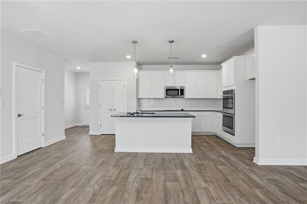 4 bedroom, 3 bathroom, 1,900 sq ft single family residence for sale at 302 Glenhaven Drive, LaGrange, GA 30241 — photo 5