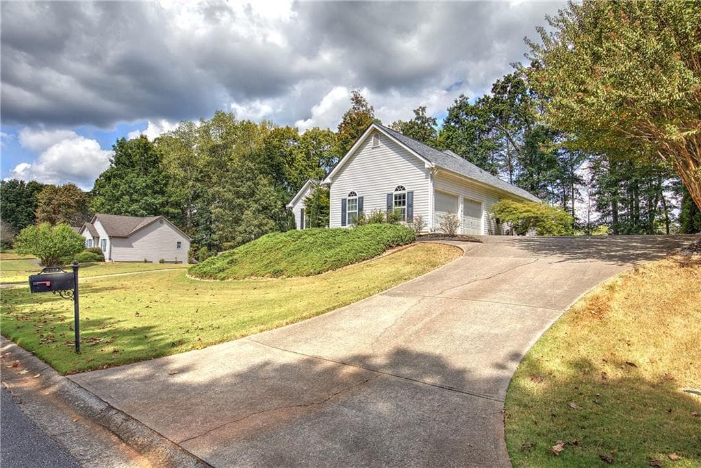 4 bedroom, 3 bathroom, 3,625 sq ft single family residence for sale at 1082 Fieldstone Drive, Canton, GA 30114 — photo 3